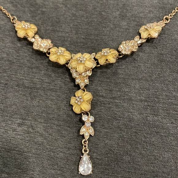 Beautiful vintage necklace with yellow flowers - Picture 2 of 4